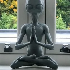 Unbranded Meditating Alien Resin Ornament Decor Garden Figurines -Piha myymälä 393878403 max